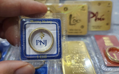 Giá vàng trên thị trường hơn 18 triệu đồng/chỉ, vì sao nhiều người mua được với giá hơn 17 triệu đồng/chỉ?