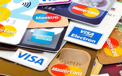 Một ngân hàng thu phí 300.000 đồng nếu khách hủy thẻ trong vòng 12 tháng