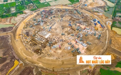 Đại công trường xây sân vận động lớn nhất thế giới: Ô tô nối đuôi nhau như đàn kiến, cần cẩu phủ kín mặt đất