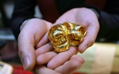 Chê gửi tiết kiệm, dồn tiền mua vàng lúc gần 190 triệu/lượng: “Tôi ôm 3 cây vàng rồi thấp thỏm từng ngày”