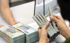 Cuộc đua lãi suất tiết kiệm chưa hạ nhiệt, lãi suất chạm mốc 10%