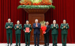 Tổng Bí thư, Chủ tịch nước trao các quyết định của Bộ Chính trị về công tác cán bộ