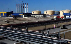 Chỉ còn dầu đủ dùng trong 50 ngày, quốc gia láng giềng Việt Nam gấp rút 'xin phép' Mỹ gia hạn mua dầu Nga