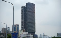Tòa nhà "tai tiếng" trên đất vàng TPHCM: Số phận lao đao, trở thành khoản nợ xấu BĐS lớn bậc nhất, đến lớp vỏ rực rỡ mỗi đêm dù bên trong vẫn là khối bê tông khổng lồ