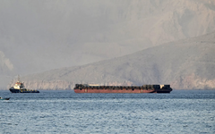 Mỹ tuyên bố phong toả eo biển Hormuz, vừa có 2 tàu chở dầu và khí đốt bị trừng phạt di chuyển 'mượt mà': Chuyện gì đang xảy ra?