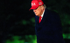 Mỹ điều tra loạt giao dịch dầu mỏ đáng ngờ diễn ra ngay trước dòng "tút" gây chấn động của Tổng thống Trump