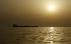 Eo biển Hormuz gần như tê liệt sau lệnh phong tỏa của Mỹ, một tàu chở dầu vẫn 'ung dung' đưa 450.000 thùng dầu rời vịnh Ba Tư