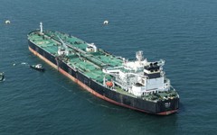 Sau hơn 1 tháng mắc kẹt, siêu tàu chở 2 triệu thùng dầu chính thức vượt eo biển Hormuz, sắp cập bến láng giềng Việt Nam
