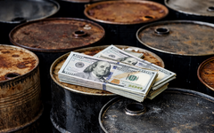 Bỏ túi 19 tỷ USD chỉ trong 1 tháng: Nghịch lý 'càng cấm càng giàu' của gã khổng lồ dầu mỏ