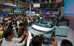 Qua rồi cái thời làm 'công xưởng gia công' cho thế giới, giờ các nước 'xếp hàng' sang quốc gia hàng xóm của Việt Nam để săn xe điện