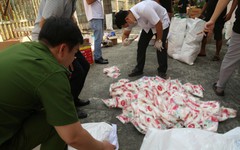 Đột kích một căn nhà, công an triệt phá đường dây sản xuất nước mắm và bột ngọt giả, tịch thu 1 tấn sản phẩm và công cụ đóng gói