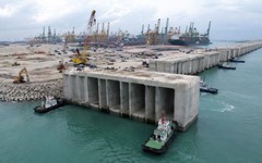 448 khối bê tông khổng lồ nặng 15.000 tấn chìm xuống nước, dự án rộng hơn 3.000 sân bóng đá lập kỷ lục mới