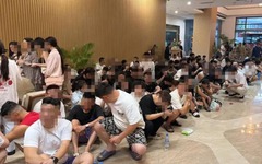 Đột kích hai tòa nhà liên quan tới tỷ phú, công an thu giữ hơn 900 thiết bị điện tử, tạm giam 'hàng trăm cán bộ online'