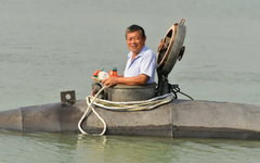 Phát hiện người đàn ông 60 tuổi thả "cục sắt" 5 tấn xuống nước, "con cá đen khổng lồ" chứng minh năng lực học hỏi đang kinh ngạc của người nông dân