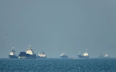 Mỹ 'âm thầm' dẫn đường cho tàu hàng qua eo biển Hormuz, khoảng 70 chuyến đã được hỗ trợ