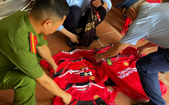 Xử phạt người phụ nữ bày bán 7 bộ quần áo giả nhãn hiệu Manchester United
