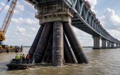 Phát hiện 264 thanh thép 'khổng lồ' bị Trung Quốc cắm sâu 122m dưới lòng sông, thứ chúng đang gánh phía trên là công trình thế kỷ 