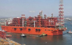 Phát hiện 'nhà máy nổi' dài 376 m rời Trung Quốc địa điểm cách xa 12.000 km - cung cấp hơn 2 triệu tấn 'vàng lỏng' mỗi năm