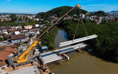 Phát hiện một 'cánh tay thép' đang xoay trục, nâng 72 dầm bê tông nặng 15 tấn vào đúng vị trí: Công trình 5,3 triệu USD dần lộ diện