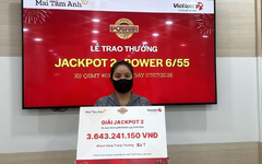 Người phụ nữ TP.HCM trúng Vietlott hơn 3,6 tỷ đồng, không đeo mặt nạ khi nhận giải