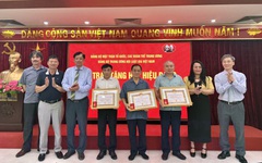 Đảng bộ Trung ương Hội Luật gia Việt Nam trao tặng Huy hiệu Đảng cho các đảng viên