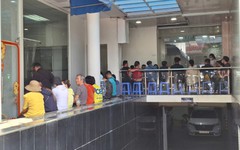 Nhiều người đi bán vàng miếng SJC