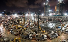 Phát hiện hơn 500 xe tải chở đất hoạt động xuyên đêm, đổ 13.200 m2 bê tông suốt 54 giờ: Bí mật dưới lòng đất của 2 tòa tháp 450m lộ diện