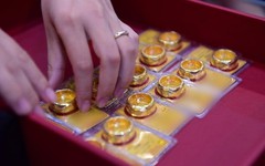 Mang 3 chỉ vàng PNJ đi bán lấy tiền gấp, người phụ nữ ngỡ ngàng vì biết phải nhận tiền trong 4 tháng hoặc bán thấp hơn 4 triệu đồng