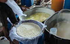 Đột kích một căn nhà lúc 9 giờ tối, công an triệt phá đường dây sản xuất sữa giả từ hóa chất, tịch thu 5.300 lít và loạt máy pha trộn công nghiệp