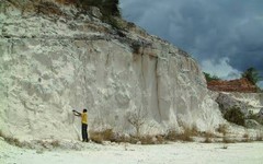 Khoan thẳng xuống lòng đất, phát hiện mỏ 'vàng trắng' trữ lượng 19 triệu tấn được cả thế giới đổ xô tìm kiếm
