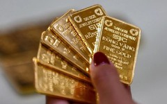 Giá vàng tiếp tục ‘rơi’