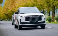 Ô tô điện, hybrid dồn dập ra mắt khách Việt