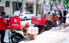 Người Việt vẫn mua hàng online, nhưng bắt đầu “cân đo" giá cả