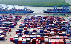 Hàng Việt đi Mỹ: không thể vượt khó mãi bằng bán rẻ