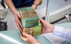 Nhiều người tranh thủ gửi tiền kỳ hạn dài trước khi lãi suất giảm