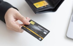 Vì sao nhiều người thường xuyên dùng thẻ tín dụng dù lãi suất có thể gần 50%/năm?
