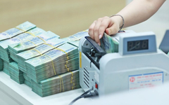 Nhiều người tất toán trước hạn sổ tiết kiệm để gửi lại