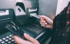 Giao dịch rút tiền mặt qua ATM giảm mạnh, thanh toán online tăng cao dịp Tết