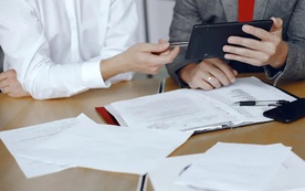 Mua gói bảo hiểm nhân thọ 40 triệu đồng/năm, sau 4 năm, người đàn ông nhận về gần 30 triệu đồng, tư vấn viên giải thích: "Phí phạt lên tới 90% giá trị hợp đồng"
