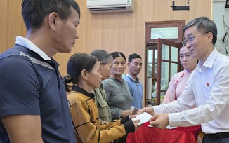Đoàn đại biểu Quốc hội Tp.Đà Nẵng tặng quà cho người dân xã Xuân Phú