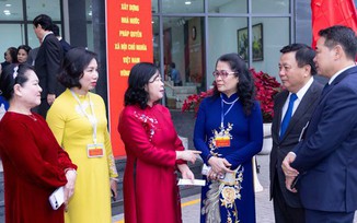 Chủ tịch MTTQ Việt Nam Bùi Thị Minh Hoài hòa vào dòng người đi bỏ phiếu