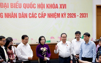 Chủ tịch Quốc hội thăm, động viên phóng viên báo chí tác nghiệp bầu cử tại Nhà Quốc hội