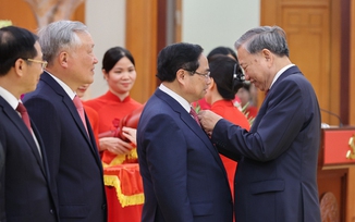 Thủ tướng Phạm Minh Chính nhận Huân chương Quân công hạng Nhất, Huy hiệu 40 năm tuổi Đảng