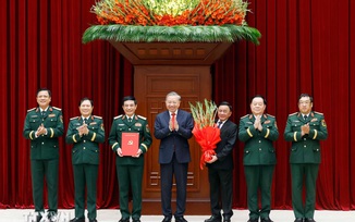 Tổng Bí thư, Chủ tịch nước trao các quyết định của Bộ Chính trị về công tác cán bộ