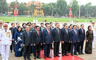 Lãnh đạo Đảng, Nhà nước vào Lăng viếng Chủ tịch Hồ Chí Minh nhân kỷ niệm 51 năm Ngày giải phóng miền Nam, thống nhất đất nước