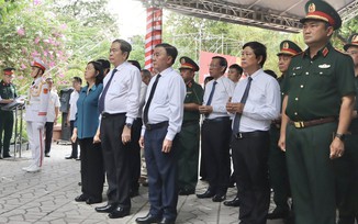 Chủ tịch Quốc hội Trần Thanh Mẫn dâng hương, dâng hoa các anh hùng liệt sĩ tại Công viên Lê Thị Riêng