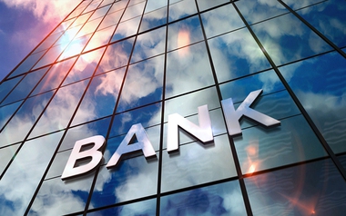 Toàn cảnh ngành ngân hàng 9 tháng 2025: Lợi nhuận, tín dụng bứt tốc, áp lực NIM và huy động vốn gia tăng