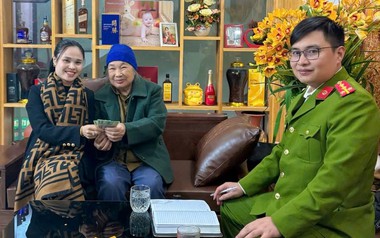 Bà cụ U80 nhờ chuyển khoản 2,5 triệu đồng làm "sổ hộ nghèo", người phụ nữ nhất quyết không giúp và báo công an