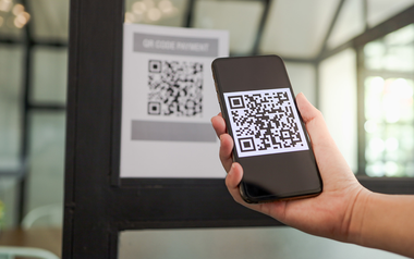 Tháng 12 năm nay, khách hàng sẽ được phép dùng tài khoản ngân hàng Việt để quét mã QR thanh toán tại Trung Quốc và ngược lại