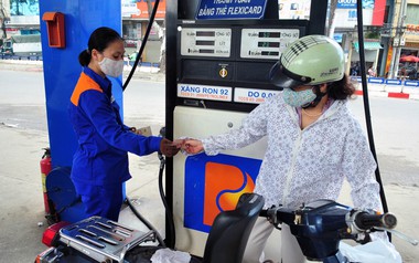 Giá xăng giảm 300 đồng/lít chiều 11/12